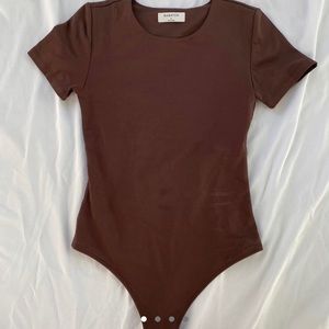 ARITZIA babaton contour short sleeve bodysuit in coffee bean